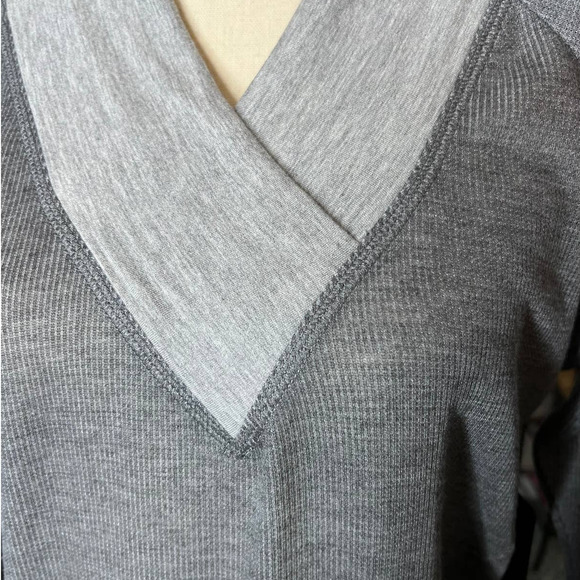 NEW L.A.M.B Women's Lightweight Waffle Thermal Blouse Size S in Gray Raw Hem - Picture 2 of 7